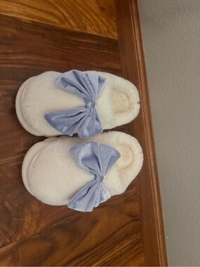 Plush White Faux-Fur Slippers with Light Blue Bow